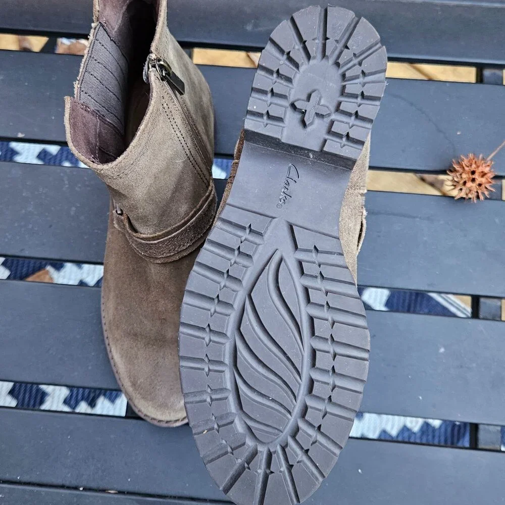 Clarks Lug Sole Brown Suede Boots - Sz 8 - Picture 5 of 7